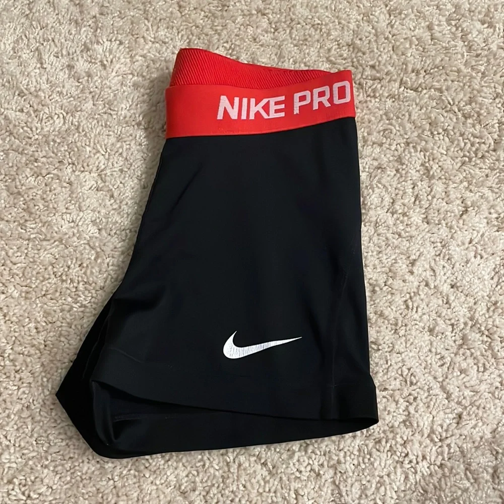 Nike Pros - Picture 1 of 4